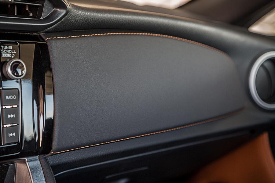 Детали интерьера Subaru BRZ Special Edition (ZC6) 2019 года  (ES) (фото 13 из 40)